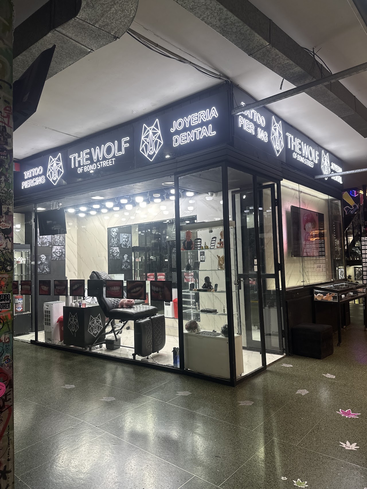 Detalle del estudio de tatuajes The Wolf of Bond Street